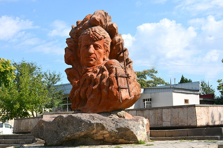 Եղիշե Չարենցի կիսանդրի