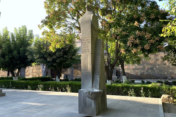 Խրիմյան Հայրիկի հիշատակին նվիրված աղբյուր-հուշարձան