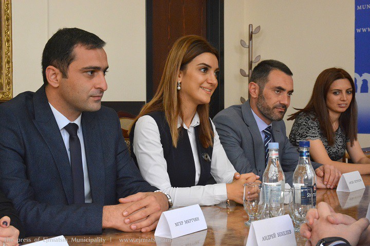 ՊԱՇՏՈՆԱԿԱՆ ՀԱՆԴԻՊՈՒՄ՝ ՔԱՂԱՔԱՊԵՏԱՐԱՆՈՒՄ