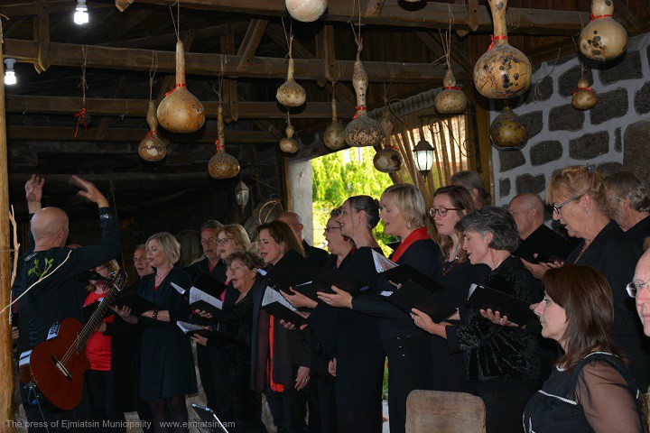 ՀՈԼԱՆԴԱԿԱՆ ՍԼԱՎՈՒՅԸ ԵՐԳՈՒՄ ԷՐ ՀԱՅԵՐԵՆ