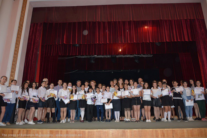 «ԻՄ ՍԵՎԱԿԸ…» ԱՍՄՈՒՆՔԻ ՄՐՑՈՒՅԹ ՔԱՂԱՔԻ ՏՈՆԻՆ ԸՆԴԱՌԱՋ